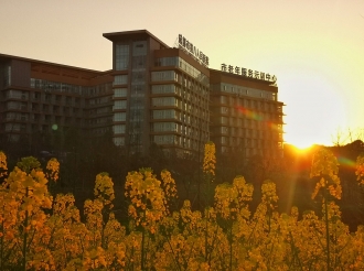 夕阳下的门诊住院综合楼